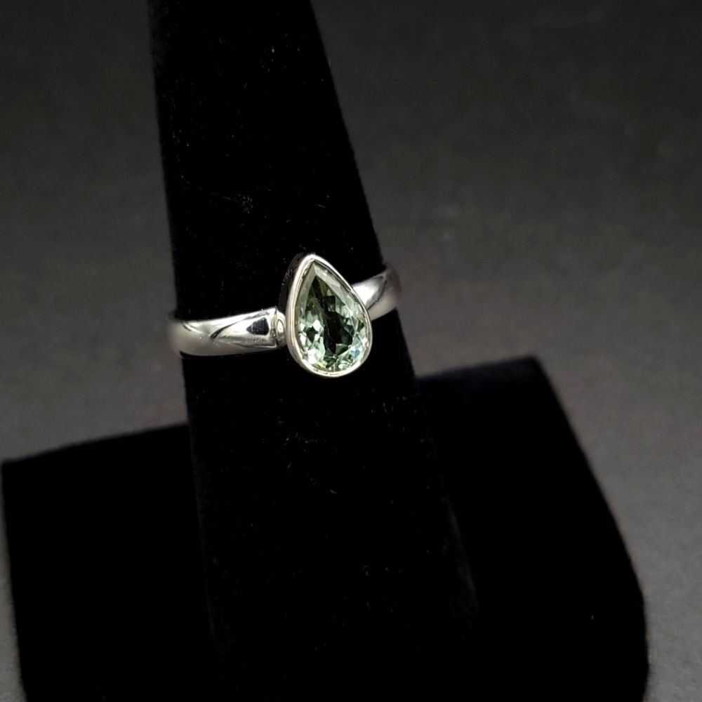 𝅺Green Tourmaline ring size 7.0 925 Sterling Silver